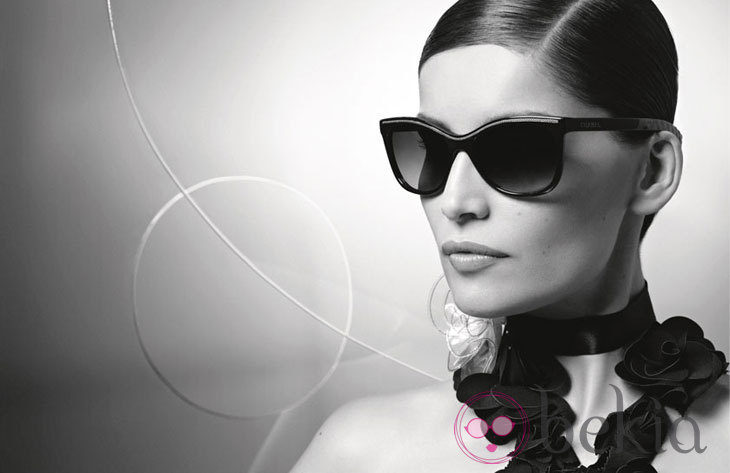 Laetitia Casta con la primavera/verano 2013 de las gafas de sol de Chanel