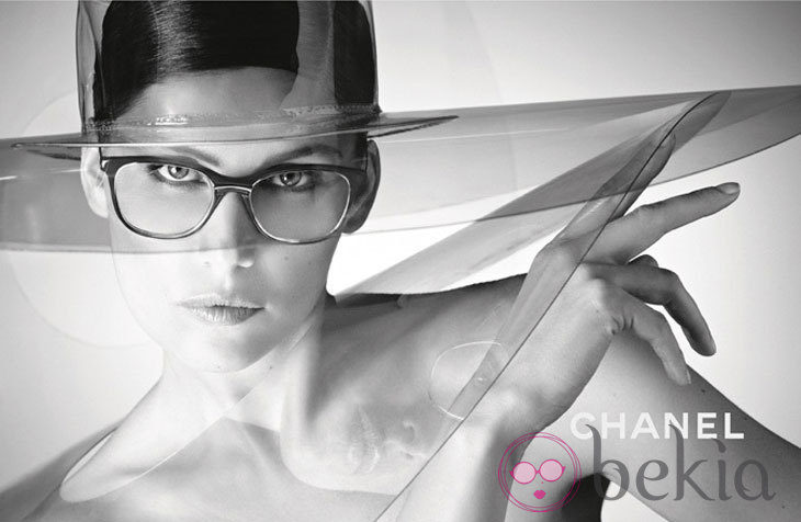 Laetitia Casta, embajadora de la colección primavera/verano 2013 de las gafas de sol de Chanel