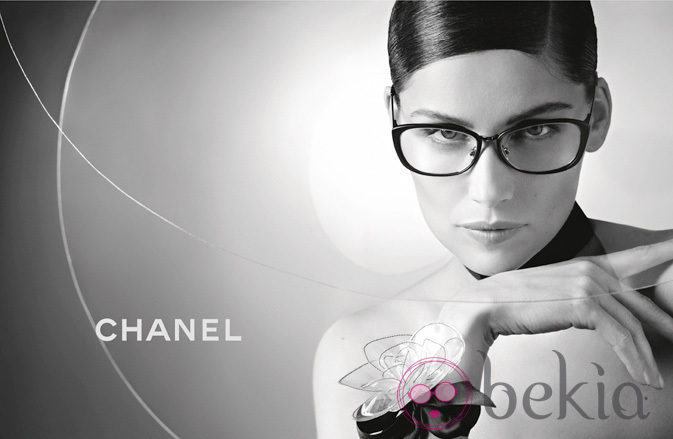 Laetitia Casta posa para la primavera/verano 2013 de la colección de gafas de sol de Chanel