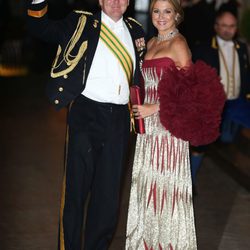 Máxima de Holanda con un vestido de gala palabra de honor