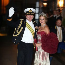 Máxima de Holanda con un vestido de gala palabra de honor
