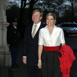 Máxima de Holanda con un conjunto de falda y camisa