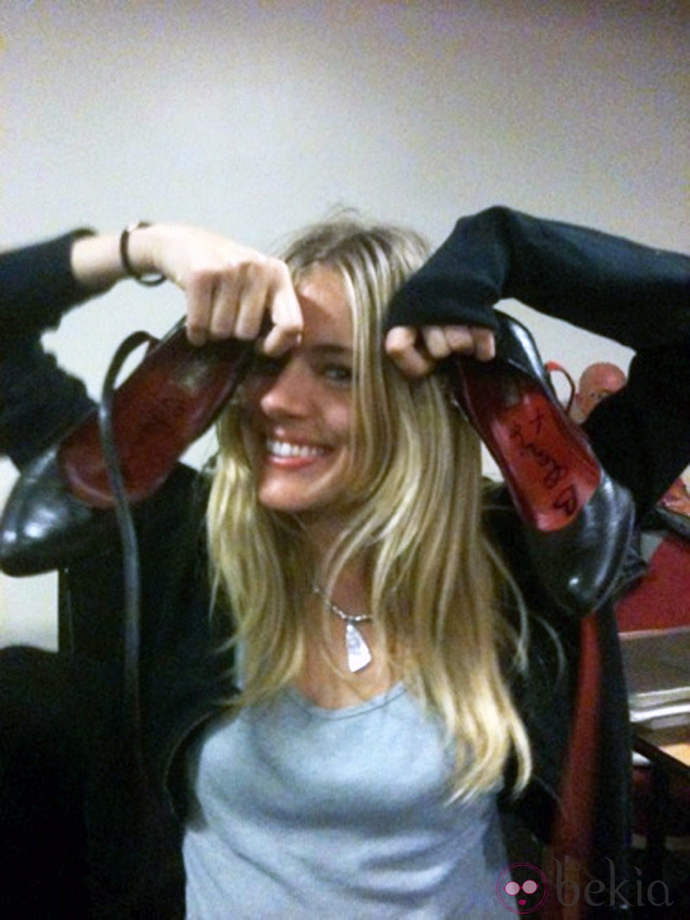 Sienna Miller subasta sus zapatos por una buena causa