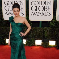 Mila Kunis en los Globos de Oro vestida de Vera Wang