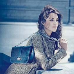 Marion Cotillard presenta el bolso Miss Dior