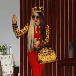 Lady Gaga con traje rojo en Taiwan