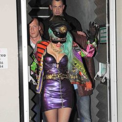 Lady Gaga con botas de cordones y gorra de cuero