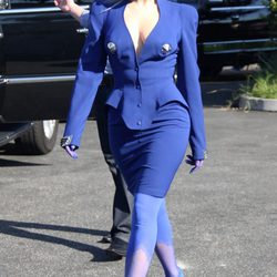 Lady Gaga con traje y manos azules