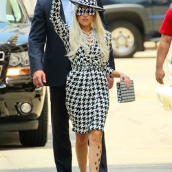 Lady Gaga con traje de Salvatore Ferragamo