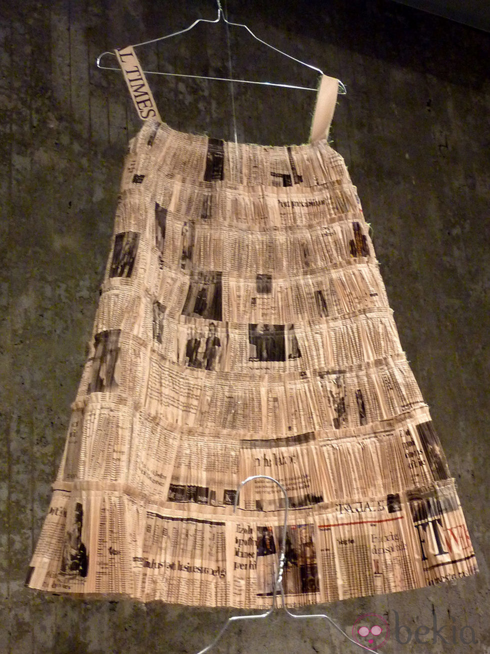 Vestido de papel de Aspesi con microtablas