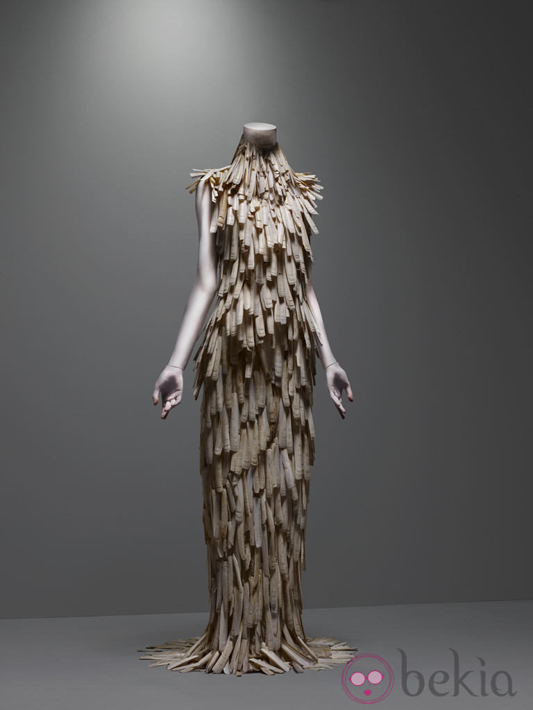 Vestido de conchas, colección VOSS de Alexander McQueen