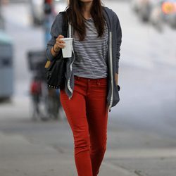 Street style de Jessica Biel con pantalones rojos