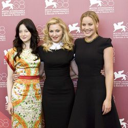 Andrea Riseborough, Madonna y Abbie Cornish de Elie Saab en el Festival de Venecia