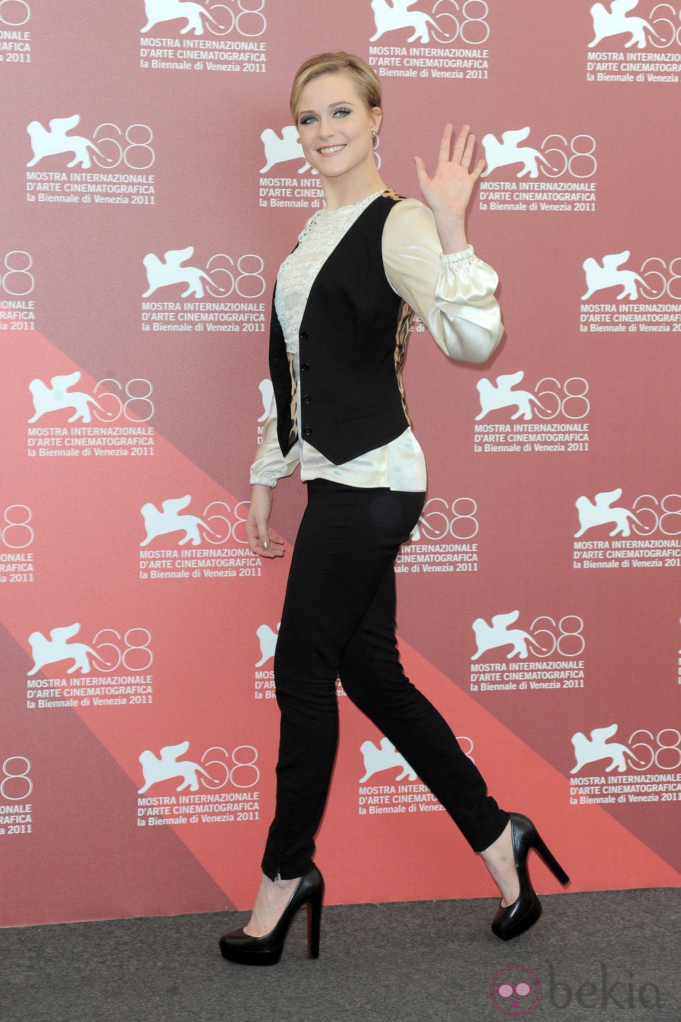 Evan Rachel Wood con chaleco, pantalón Dolce & Gabbana y zapatos de Louboutin en la presentación de 'Mildred pierce'