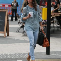 Pippa Middleton con vaqueros y camisa azul