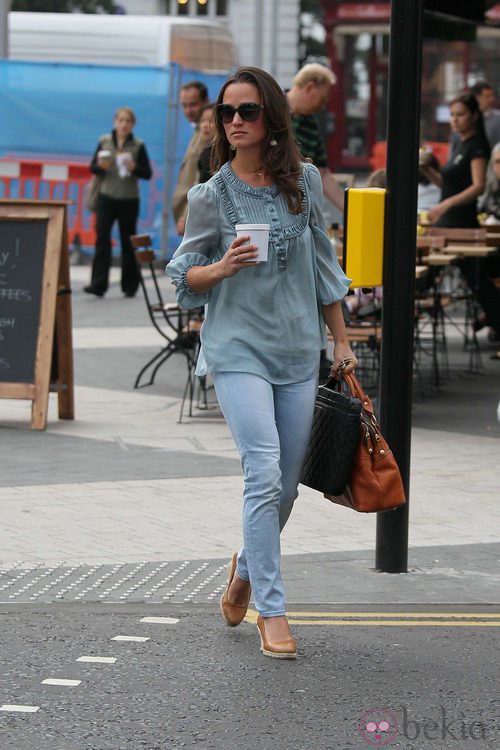 Pippa Middleton con vaqueros y camisa azul
