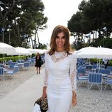 Carine Roitfeld con vestido blanco de encaje