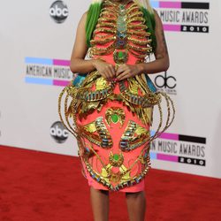 Nicki Minaj con esqueleto metalizado