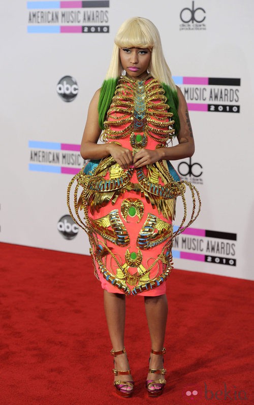 Nicki Minaj con esqueleto metalizado