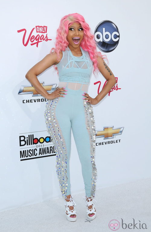 Nicki Minaj embutida en diseño azul pastel