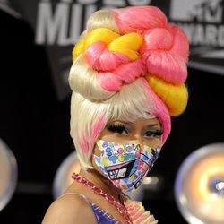 Nicki Minaj con mascarilla en la boca