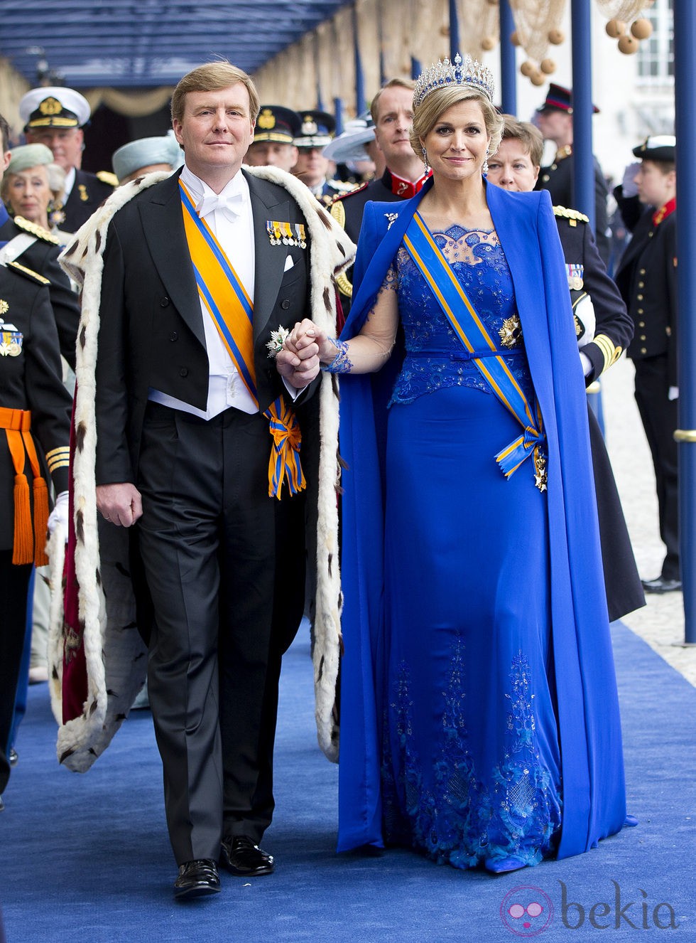 Máxima de Holanda con un vestido azul a su llegada al acto de investidura del Rey Guillermo Alejandro