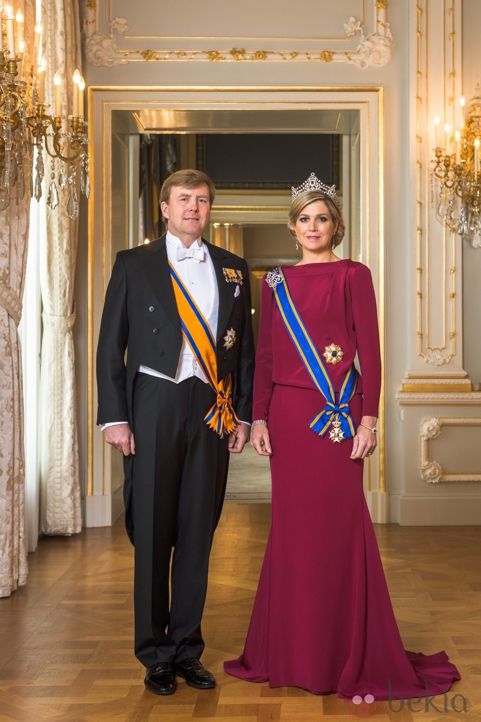 Máxima de Holanda con un vestido rojo borgoña en su primer retrato oficial