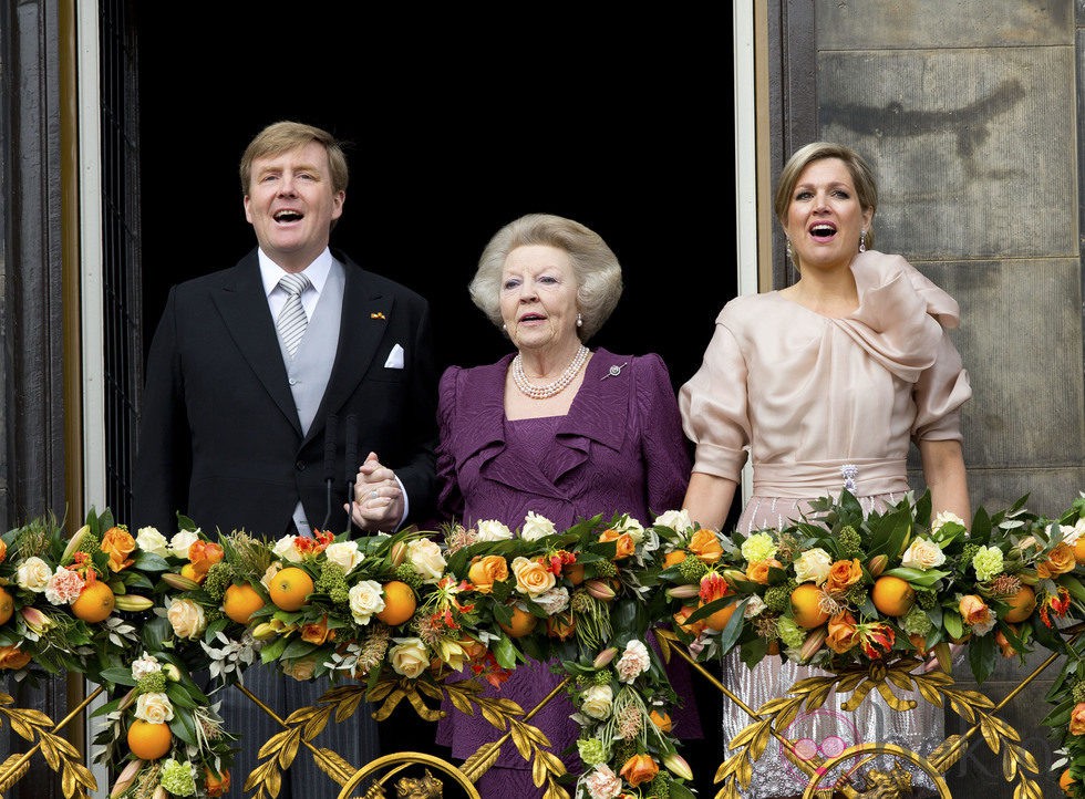 Máxima de Holanda con un vestido rosa en el saludo tras la abdicación de Beatriz de Holanda