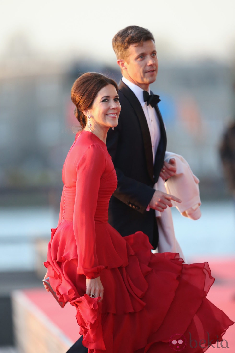 La princesa Mary de Dinamarca con un vestido rojo en la cena de gala por la coronación de los Reyes de Holanda