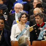 La princesa Mary de Dinamarca con un vestido blanco durante la ceremonia de investidura de Guillermo de Holanda