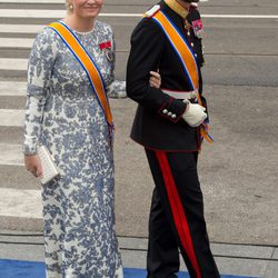 Mette-Marit de Noruega con un vestido estampado floral durante la ceremonia de investidura de Guillermo de Holanda