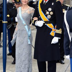 La princesa Letizia con un vestido gris perla durante la ceremonia de investidura de Guillermo de Holanda