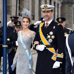 La princesa Letizia con un vestido gris perla durante la ceremonia de investidura de Guillermo de Holanda