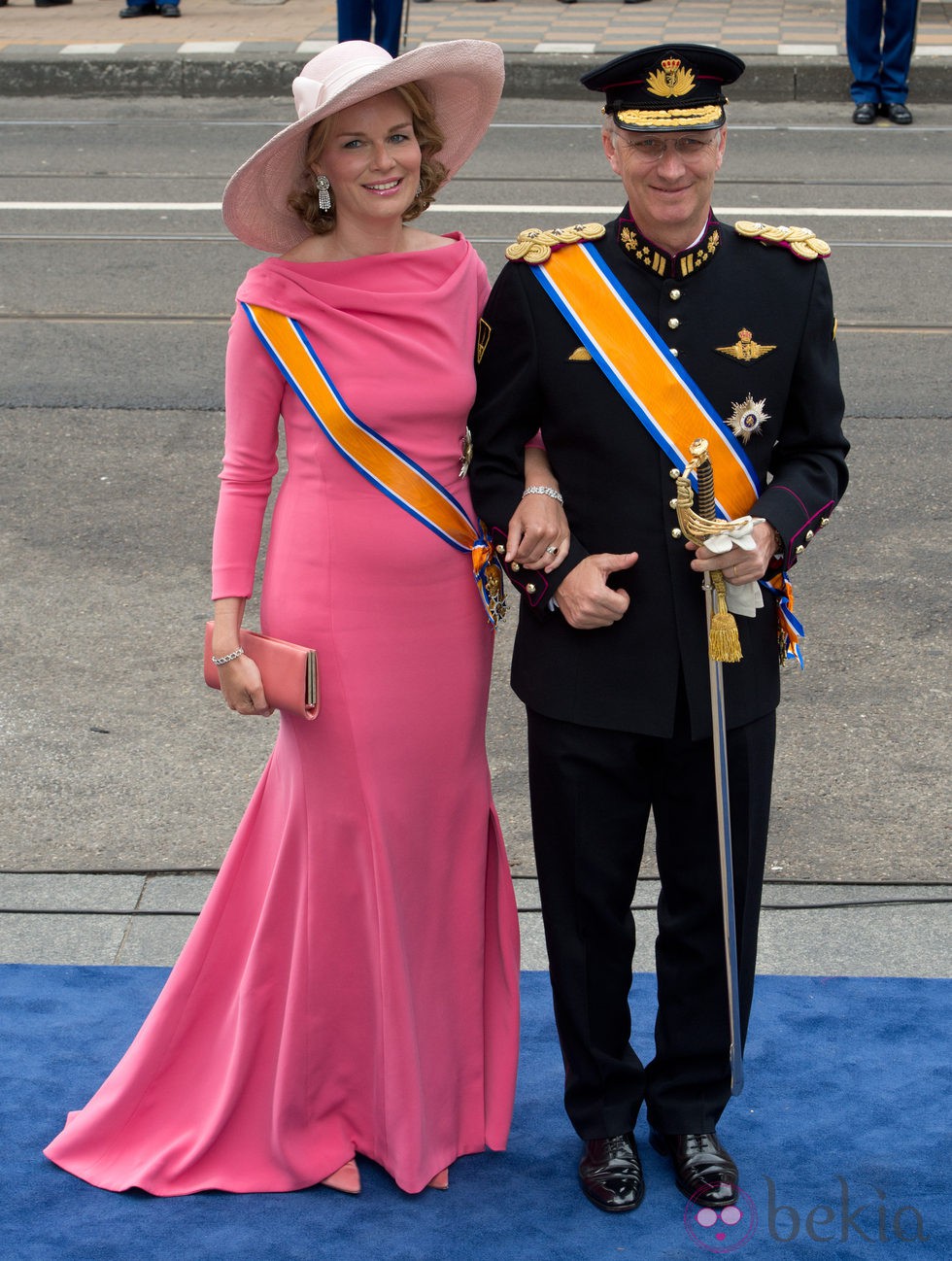 Matilde de Bélgica con un vestido rosa fucsia durante la ceremonia de investidura de Guillermo de Holanda