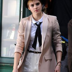 Emma Watson con corbata y americana beige