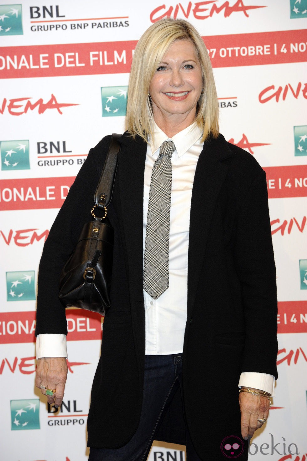 Olivia Newton-John con un traje masculino de chaqueta y corbata