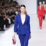 Traje de chaqueta azul de la colección crucero 2014 de Dior
