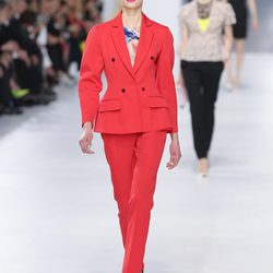 Traje de chaqueta rojo de la colección crucero 2014 de Dior