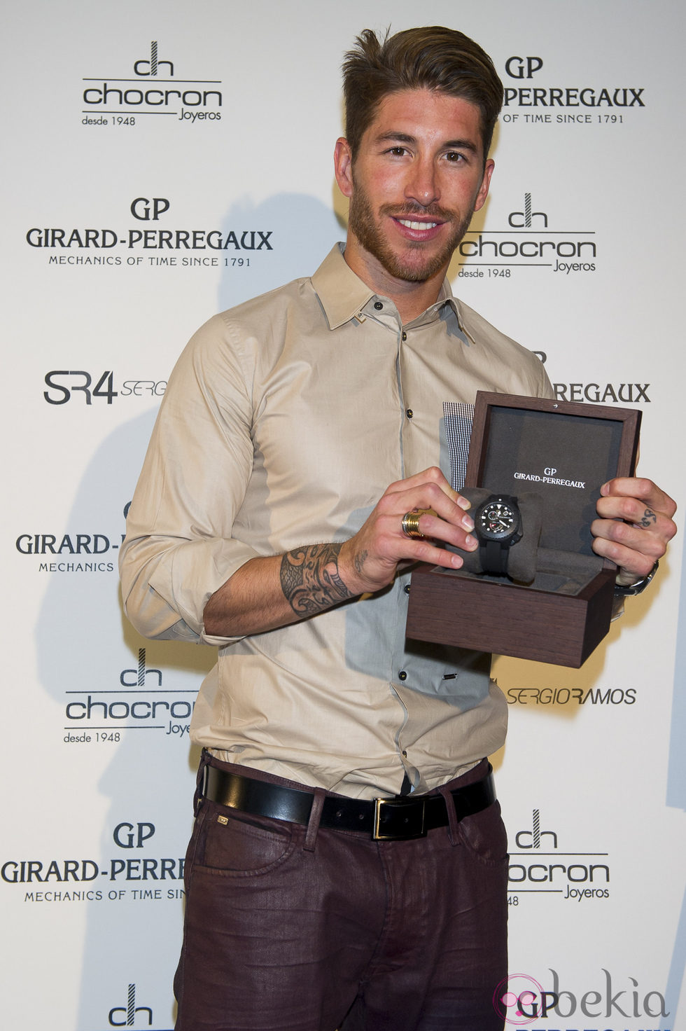 Sergio Ramos posando para Girard Perregaux con un reloj