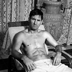 Leo Messi posando con un pantalón blanco para Dolce & Gabbana