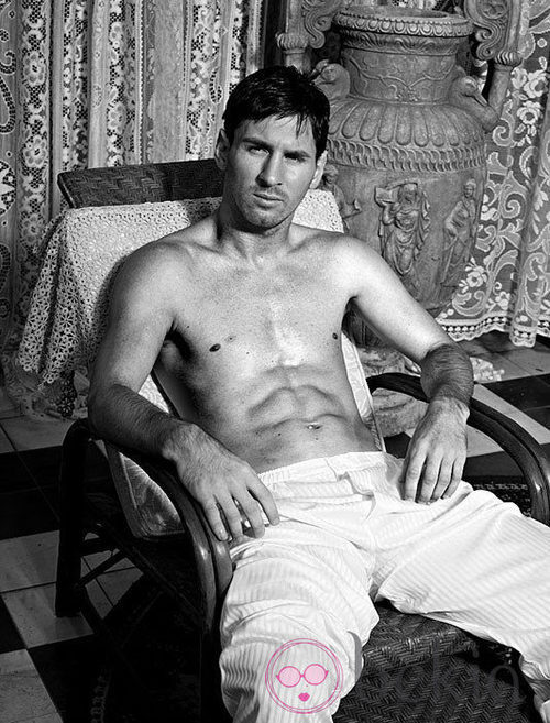 Leo Messi posando con un pantalón blanco para Dolce & Gabbana