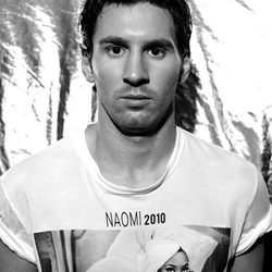 Leo Messi posando con una camiseta para Dolce & Gabbana