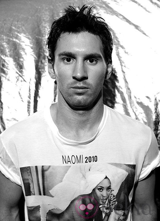 Leo Messi posando con una camiseta para Dolce & Gabbana