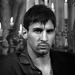 Leo Messi posando con una camisa para Dolce & Gabbana