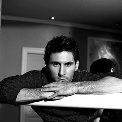 Leo Messi posando con una camiseta negra para Dolce & Gabbana