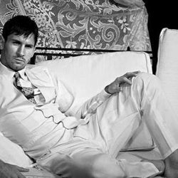 Leo Messi posando con un traje para Dolce & Gabbana