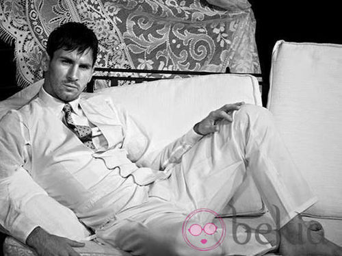 Leo Messi posando con un traje para Dolce & Gabbana