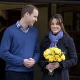 Kate Middleton con un abrigo azul acompañada del Príncipe Guillermo
