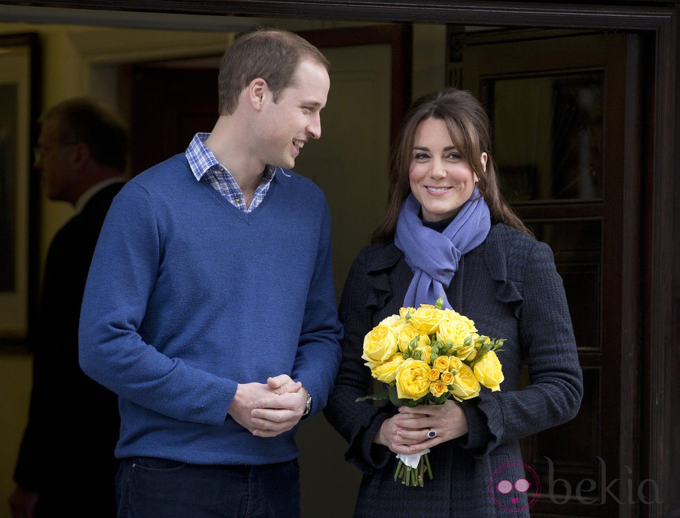 Kate Middleton con un abrigo azul acompañada del Príncipe Guillermo