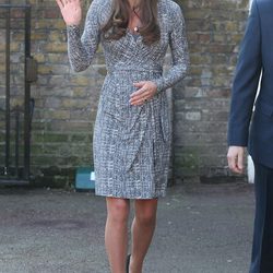 Kate Middleton con un vestido cruzado en tonos grises